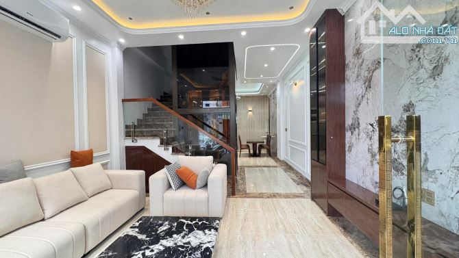 Bán Nhà Tân Cổ Điển Kiến Thiết Sở Dầu Hồng Bàng – 54m², 4 Tầng Thang Máy, giá 7,2 tỷ.