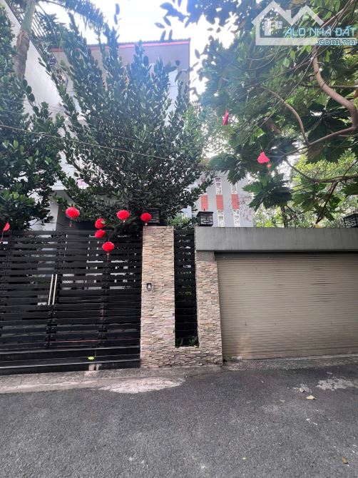 Biệt thự sân vườn hồ cá coi cực đẹp hầm 4 lầu 13x21m(275m2) đường Phổ Quang, Giá 52 tỷ