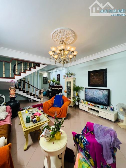 Lạc Long Quân, Cầu Giấy - 100m2, 5 tầng, MT 7.5m, sân vườn, gara ô tô 7 chỗ - Giá 37.2 tỷ