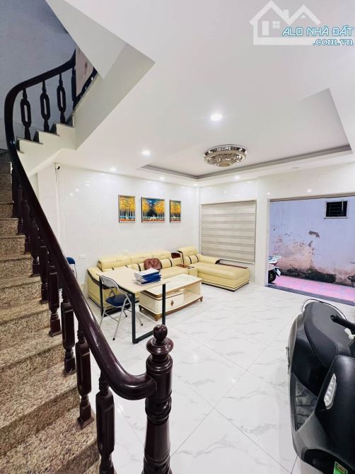 Bán nhà Dương Quảng Hàm, Cầu Giấy 31/34m2 x 5 tầng, mặt tiền 5m, sổ đỏ chính chủ.