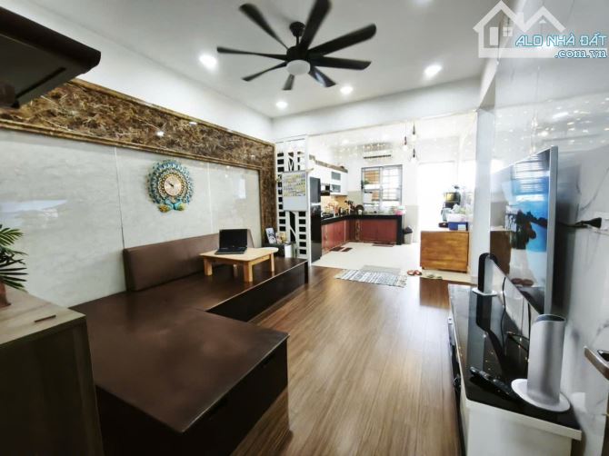Bán chung cư Bồ Đề- Lô góc- Full Nội thất 60m 2 ngủ nhô 3 tỷ(TL)