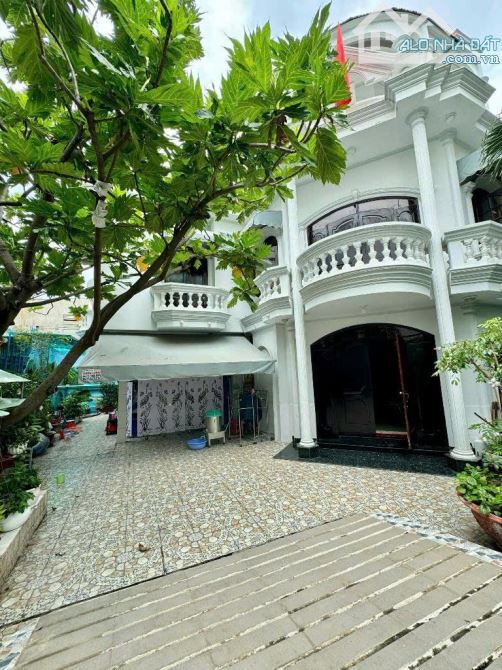 Biệt Thự Tân Quy, Quận 7, 14m x 19m 3 tầng nguy nga, Giá 29 tỉ
