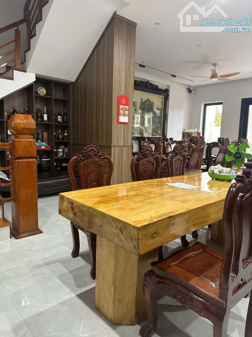 Bán biệt thự đẹp 2 tầng mặt tiền đường Bờ Quan, Ngũ Hành Sơn gần Đảo Kim Cương
