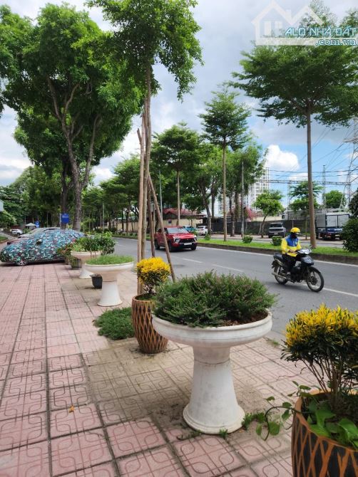 BÁN CHUNG CƯ PHỐ NGUYỄN CAO LUYỆN VIỆT HƯNG LONG BIÊN 4.2 TỶ DT 75M2 2 NGỦ + 2WC - THANG M