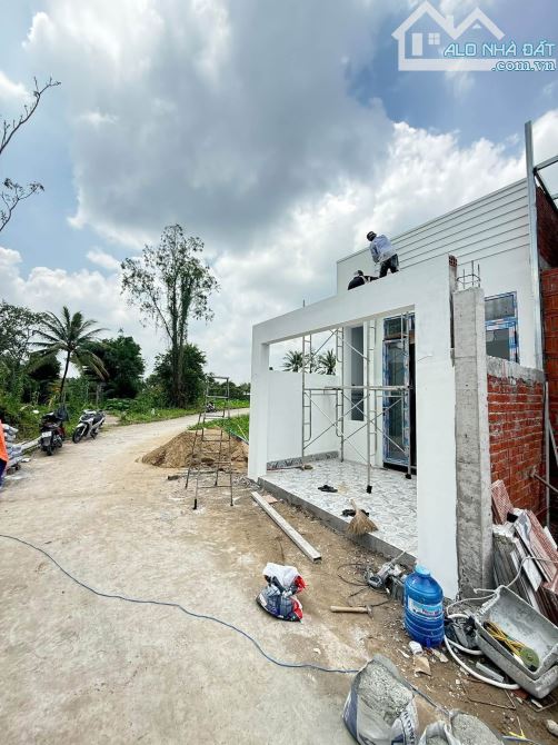 NHÀ TRỆT XÂY MỚI SẮP XONG ĐỐI DIỆN BV NHI ĐỒNG, GẦN BÊN FPT GIÁ CẢ PHẢI CHĂNG- LỘ Ô TÔ 7C