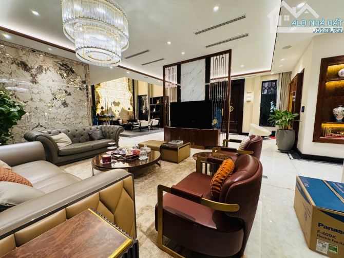 BIỆT THỰ VIP BẬC NHẤT KĐT YÊN HÒA - 3 THOÁNG - 600M2 - NỘI THẤT SIÊU ĐẲNG CẤP - 45M MT !!!
