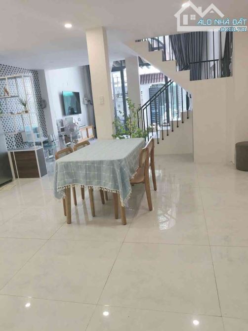 Biệt thự sân vườn giá rẻ quận 2