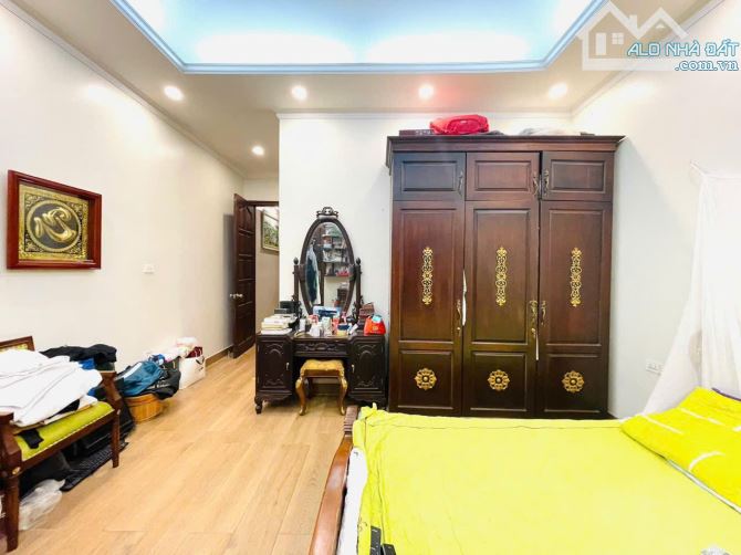 Nhà đẹp Trần Thái Tông Cầu Giấy! 20m ra phố, gần ô tô, ngõ 3.5m, lô góc 3 thoáng, 45m, 5T