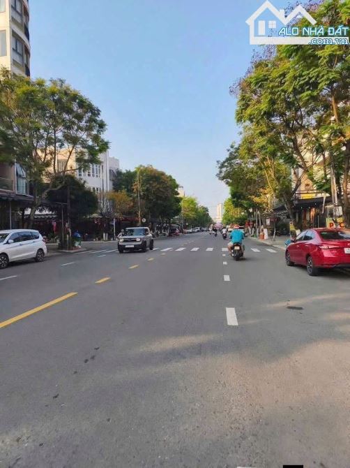 - Bán đất đường ( 10m5) Dương Vân Nga – Gần Chu Huy Mân. DT 100M2 – Giá 8.7 Tỷ TL