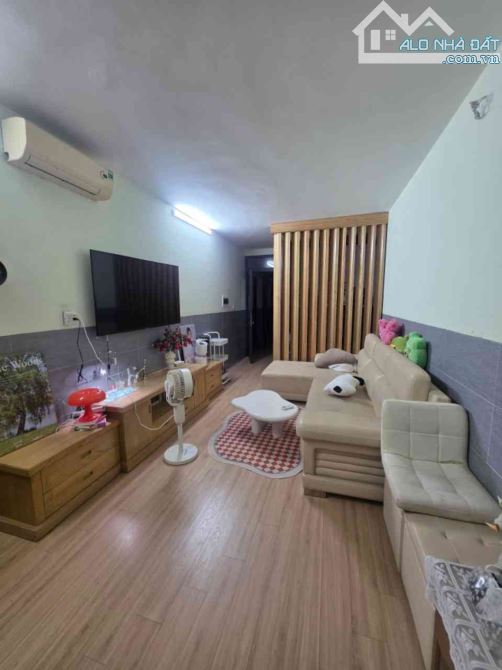 BÁN GẤP CĂN HỘ TẬP THỂ TẦNG 1 -PHỐ HOÀNG QUỐC VIỆT -CẦU GIẤY -Ô TÔ -KINH DOANH -85 M2-2 Ng