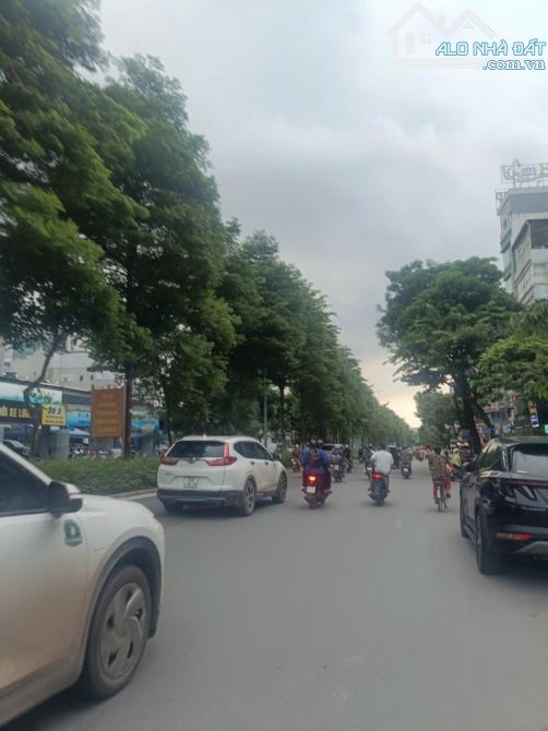 cần bán gấp tòa nhà Văn Phòng , Đào Tấn, Ba Đình. 165m 5 Tầng MT6,5m Giá 118 tỷ