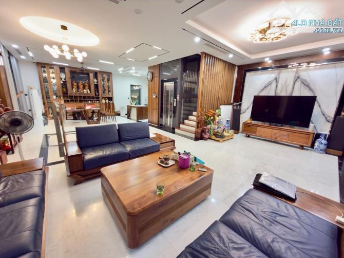 Bán biệt thự Dương Nội, Chủ hoàn thiện đẹp, nội thất + thang máy nhập, 220m2, giá 43,5 tỉ