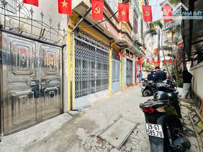 cần bán nhà tập thể tầng 1 Thái Thịnh giá 1.950 ty, sổ đỏ chính chủ