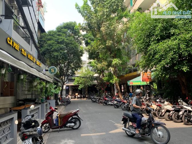 Góc 2 MTNB kinh doanh sầm uất Lạc Long Quân. DT: 6x17m giá tốt chỉ 13.8 tỷ