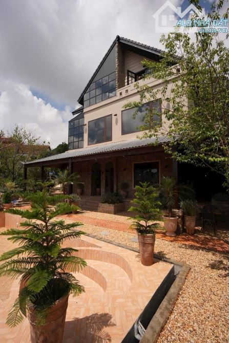 CHIẾC VILLA MẶT TIỀN HOÀNG HOA THÁM CON ĐƯỜNG VIEW NỔI TIẾNG TẠI ĐÀ LẠT