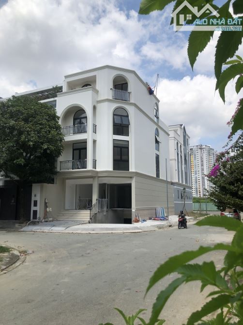 bán gấp Nhà góc 2 MT Nguyễn Hoàng, Quận 2. DT: 7x20m , KC: 1 Hầm, 4 tầng , ST. Giá: 43 tỷ