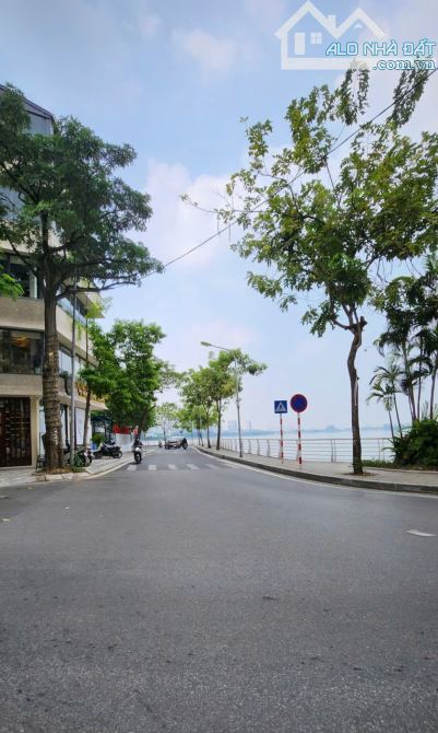 CẦN BAN NHÀ VEN HỒ TÂY, Ô TÔ TRÁNH TRƯỚC NHÀ. CÁCH MẶT HỒ 10M. GIÁ HƠN 800.