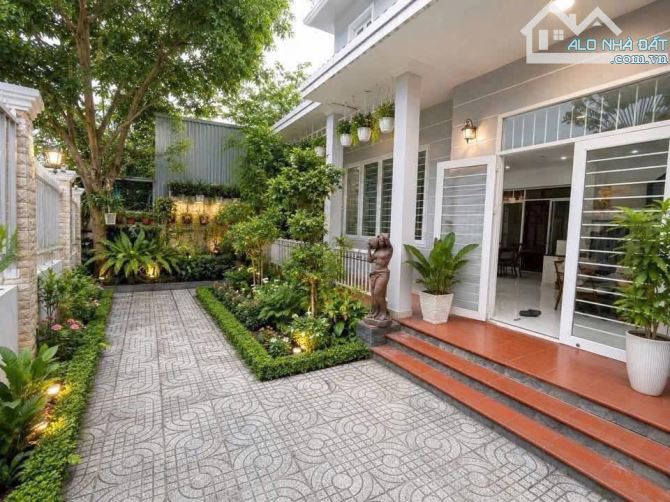 Bán gấp Biệt thự Phạm Văn Đồng ven sông Sài Gòn 17mx14m Sổ Hồng 3 tầng lâu giá rẻ