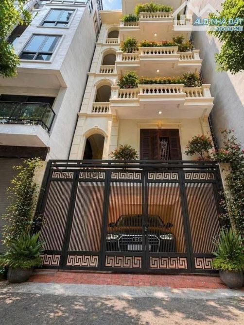 Bán biệt thự Lạc Long Quân, Tây Hồ 93m2x5 tầng. Mặt tiền 7m ô tô vào nhà. Ba bước ra hồ