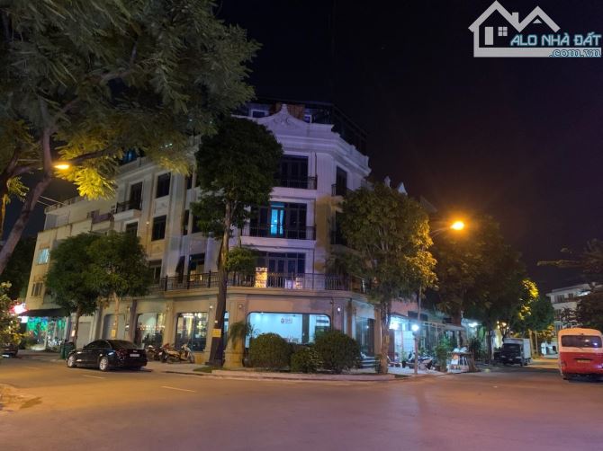 Bán nhà phố Tống Tất Thắng, Hà Đông, 2 mặt tiền, 180m2, thang máy, giá 56 tỉ