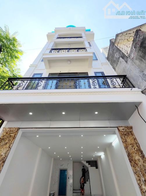 Cầu Giấy, Bán gấp giá tốt, gần phố, gần bãi ô tô đỗ, ngõ 3m, 45m, 6 tầng, 8 phòng