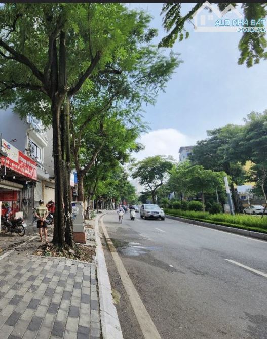 BÁN ĐẤT- MẶT PHỐ - LẠC LONG QUÂN - TÂY HỒ - 170M - MẶT TIỀN 6 M - GIÁ 81 TỶ