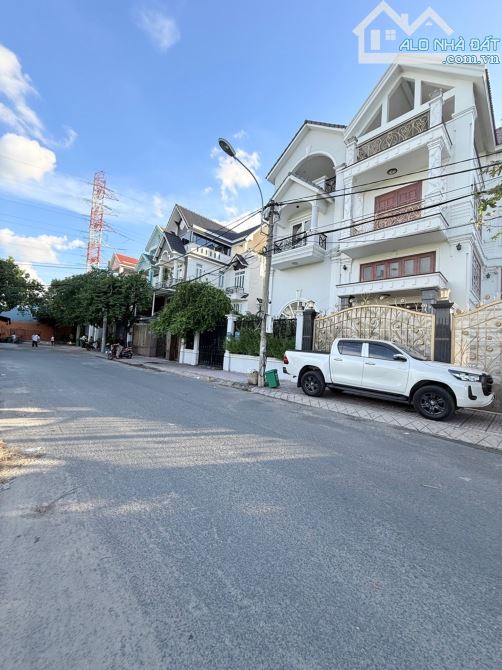 BÁN BIỆT THỰ KHU ĐỒNG GIA -THỚI AN, Q.12 - 205M - 5 LẦU - THANG MÁY, HẦM ĐẬU 3 Ô TÔ