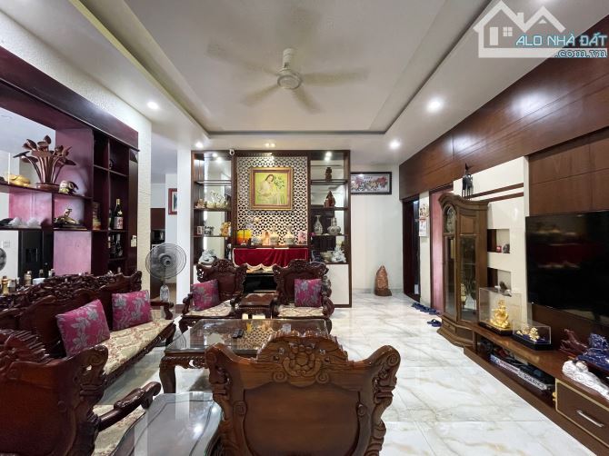Biệt thự Văn Cao gần 300m2 - vị trí cực đẹp - Dân xây kiên cố