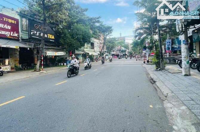 - Bán nhà mt đường Hà Huy Tập, dòng tiền 20 triệu/tháng. DT 144M2 – Giá 13 TỷTL