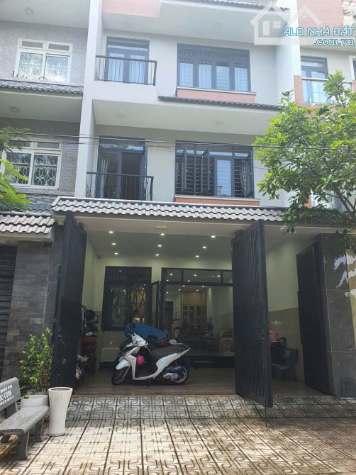 BÁN NHÀ PHỐ KDC HƯNG PHÚ QUẬN 2 CŨ 120M2 3 TẦNG ĐƯỜNG 15M GIÁ 15 TỶ