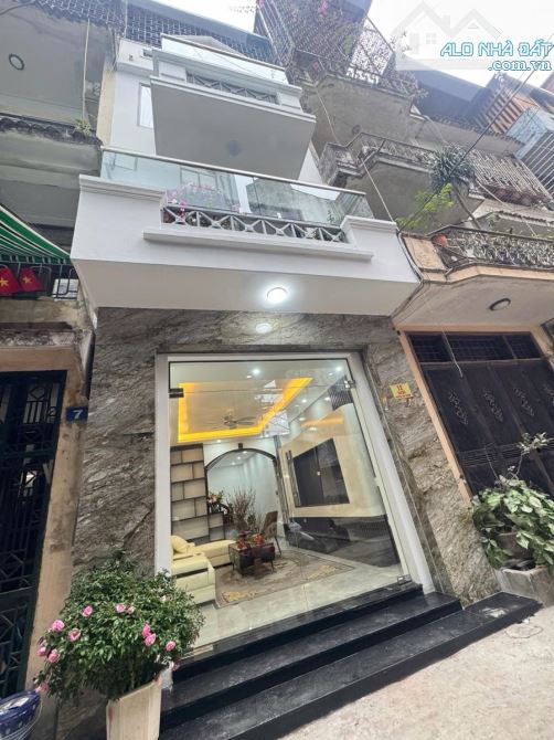 NHÀ PHÂN LÔ SÁT PHỐ LA THÀNH – Ô TÔ 7 CHỖ VÀO NHÀ – KINH DOANH ĐỈNH 45m² – 5 tầng – Mặt t