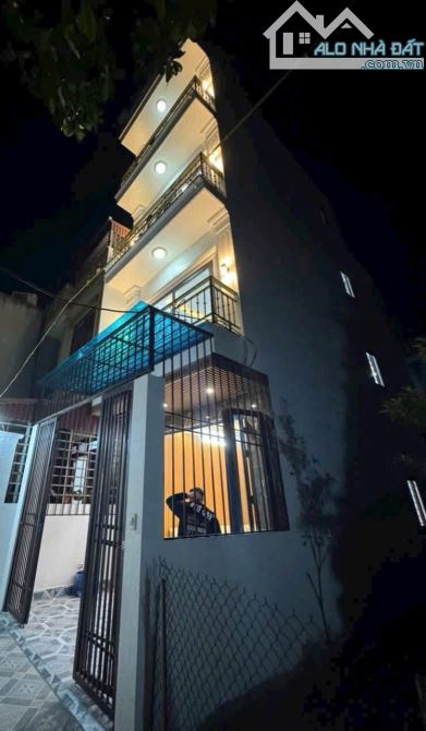 Bán cắt lỗ thu vốn. Nhà 4 tầng Đông Mỹ gần 50m. Thoáng trươc sau. Chỉ hơn 4 ty
