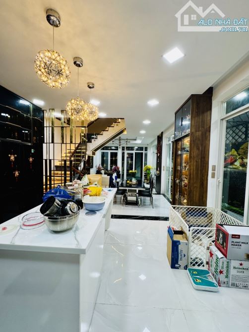 BÁN BIỆT THỰ GÒ DẦU, TÂN PHÚ – 4 TẦNG ĐẲNG CẤP NỞ HẬU 8M, HẺM Ô TÔ 6M VIP.