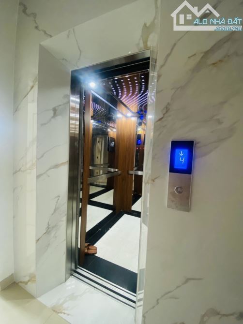 Tòa nhà mặt tiền, diện tích lớn 220m2. 5 tầng có hầm, thang máy. Khu Vip Sân Bay, Giá 45tỷ