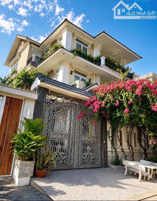 Chính chủ cần bán nhà Mặt tiền đường Phạm Văn Nghị, Q7(DTCN hơn 104m2). Chốt giá 4tỷ880