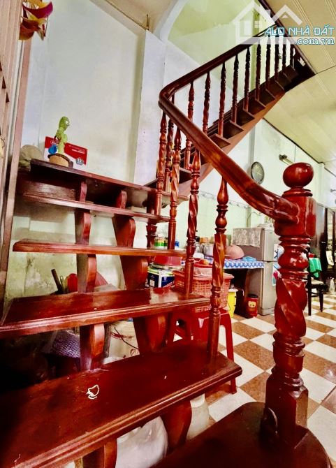 Bán nhà Quận 1 ~ ngang nở hậu 5m ~ 2 mặt hẻm - chỉ ~ 122triệu/m2