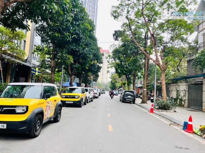 BIỆT THỰ VƯỜN ĐÀO - 677 LẠC LONG QUÂN 200M MẶT TIỀN 13M GIÁ 165 TỶ