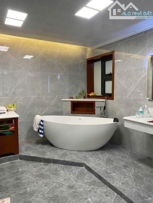 Bán nhà 6 tầng Ô GÓC trường chuyên Hạ Long. DT 165m2 ngang 10m giá 4x tỉ.