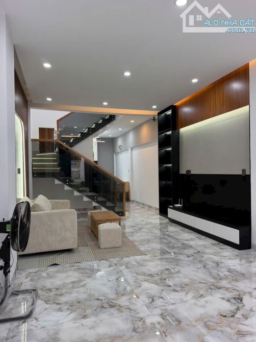 NGỘP NẶNG- 12 TỶ VỀ 10,45 TỶ- Hẻm 8m Âu Cơ- Khu dân trí- DT 4X16m - 4 tầng mới tinh