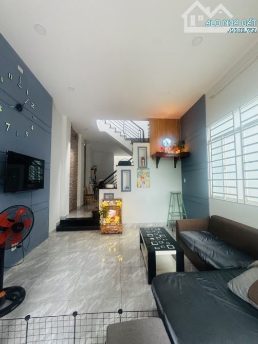 Bán nhà 316m2, 2 tầng, đường Hàng Tre, Q9, Thủ Đức, TP HCM, sổ đỏ chính chủ. Giá 10,99