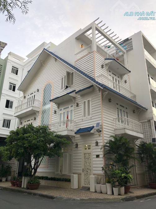 Nhà đẹp Góc 2 MT Hoàng Hoa Thám T3 giá 15.9 tỷ