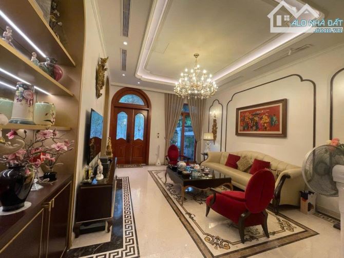 BIỆT THỰ XÃ ĐÀN, LÔ GÓC 130M2 , 3 Ô TÔ TRÁNH, CÓ VỈA HÈ RỘNG, GIÁ 36 TỶ