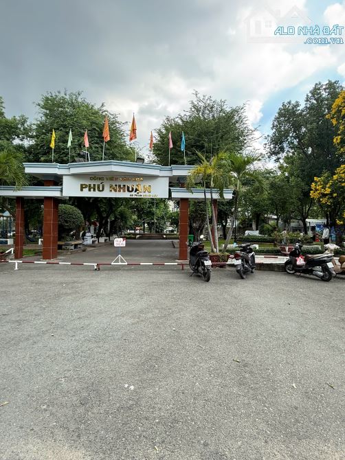 Bán nhà đường Phan Đăng Lưu xe hơi tới nhà. Vị trí kinh doanh, ngay công viên Phú Nhuận