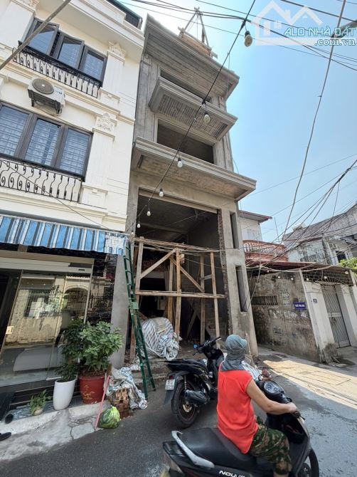 Đang cần bán nhà mặt ngõ Miếu Hai Xã, ô tô đỗ cửa, kinh doanh 24/24, đang hoàn thiện, giá
