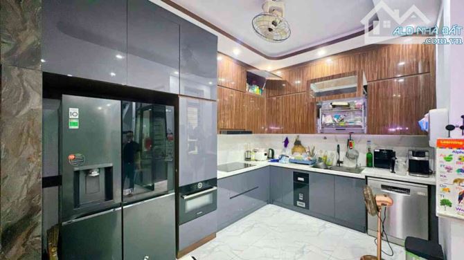 🔥Chủ đang cần bchào, tặng full nội thất , Nhà mặt ngõ Nguyễn Văn Linh gần 60mv*3 tầng nhỉ