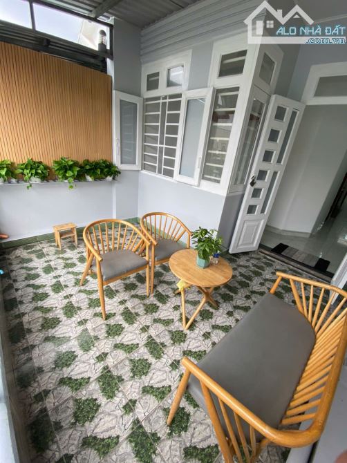 Nhà 1 Trệt 1 Lầu Dĩ An Đường 10m Vỉa Hè Hướng Nam Gần Vincom 550 Sân Ô Tô 3.68 Tỷ