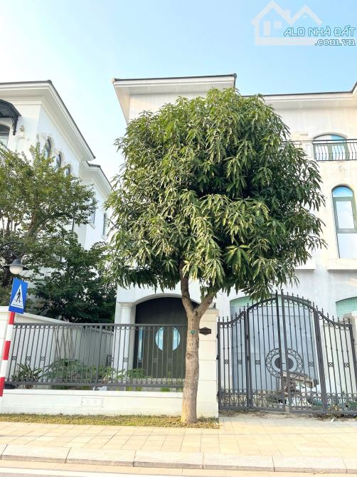 CẦN BÁN NHÀ VINHOMES HƯỚNG DƯƠNG. 180M2 X4 TẦNG. GIÁ HƠN 10 TỶ