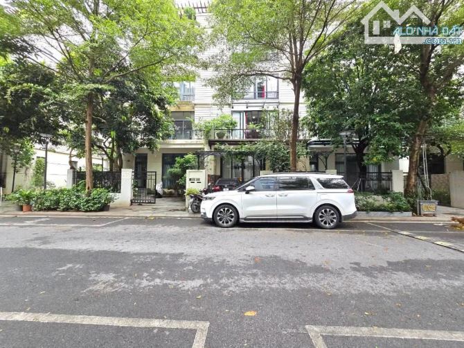 Bán Biệt Thự tại Ciputra Tây Hồ 318m2, 138 tỷ, thang máy ở ngay, lô góc.