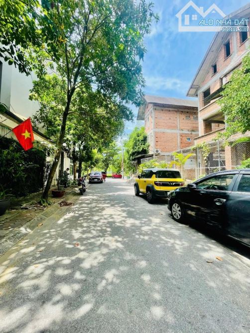 BÁN BIỆT THỰ KĐT SÀI ĐỒNG LONG BIÊN - 303M² X 4T MT 12.8M - PHÂN LÔ GARA Ô TÔ - 75 TỶ