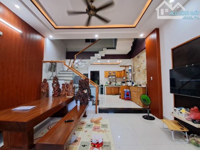 CẦN NHƯỢNG-TÔN ĐỨC THẮNG – NHÀ 2 TẦNG, 70M²-Ô TÔ ĐỖ CỬA-CHỈ 3.X 🏡 Diện tích 70